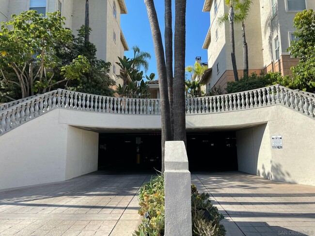 Building Photo - 640 Camino De La Reina