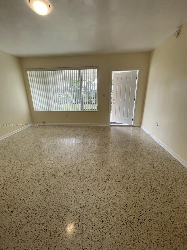 Building Photo - 10500 NW 28th Ct