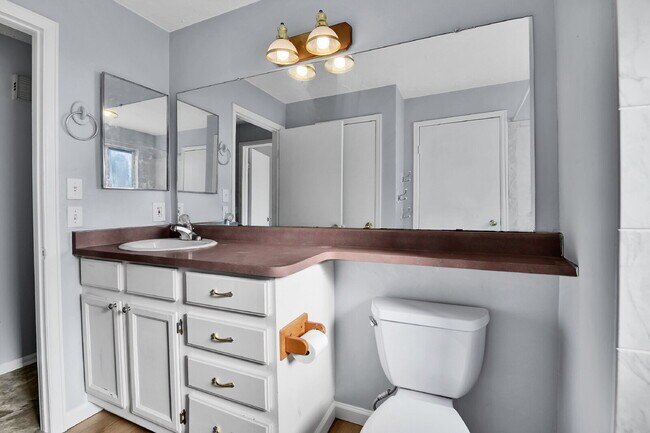 Building Photo - $2,540.95 with $300 off the first month's Rent- 4 Bedroom, 1.5 Bath, Single Family Home in Aurora...