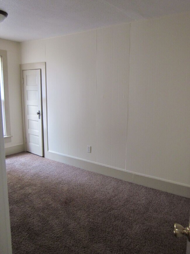Building Photo - 810 Huestis Ave