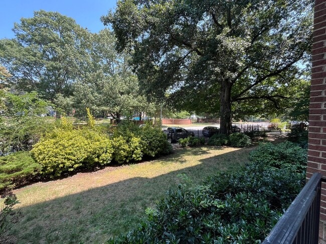 Building Photo - Spacious 2BD, 2BA Condo in a Prime Locatio...