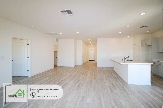 Building Photo - 2141 Hilltop Dr