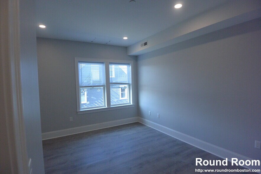 Building Photo - 120 Kenrick St