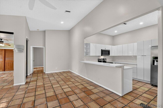 Building Photo - 5451 Verona Dr