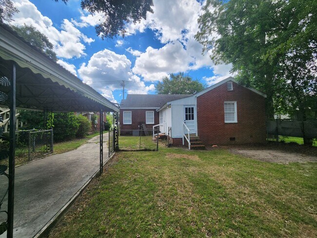 Building Photo - 3 Bedroom 2 Bath with Carport and Fenced Yard in Midtown Columbus
