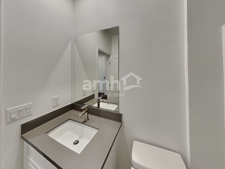 Building Photo - 642 N Water St