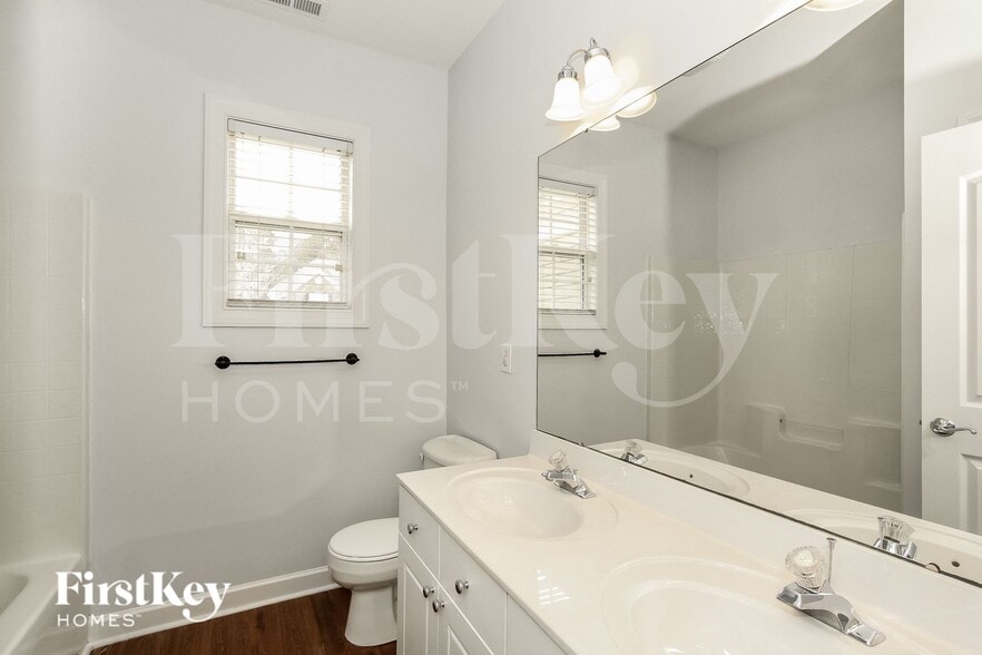 Building Photo - 152 Longboat Rd