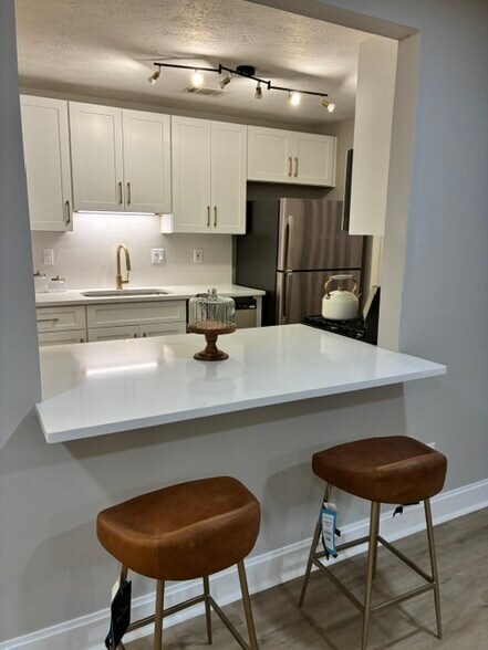 Kitchen Bar - 1405 Vicksburg Plz