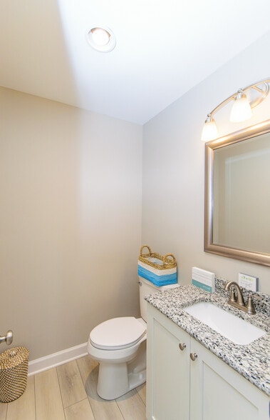half bath - 586 Townhomes Pl
