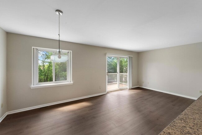 Building Photo - 304 Pondridge Cir