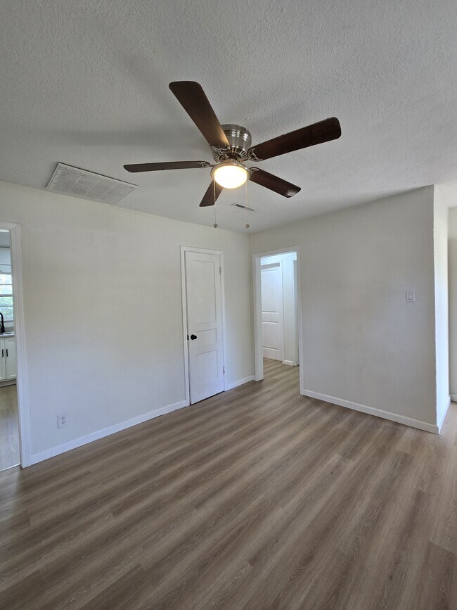 Building Photo - 1018 N Volutsia