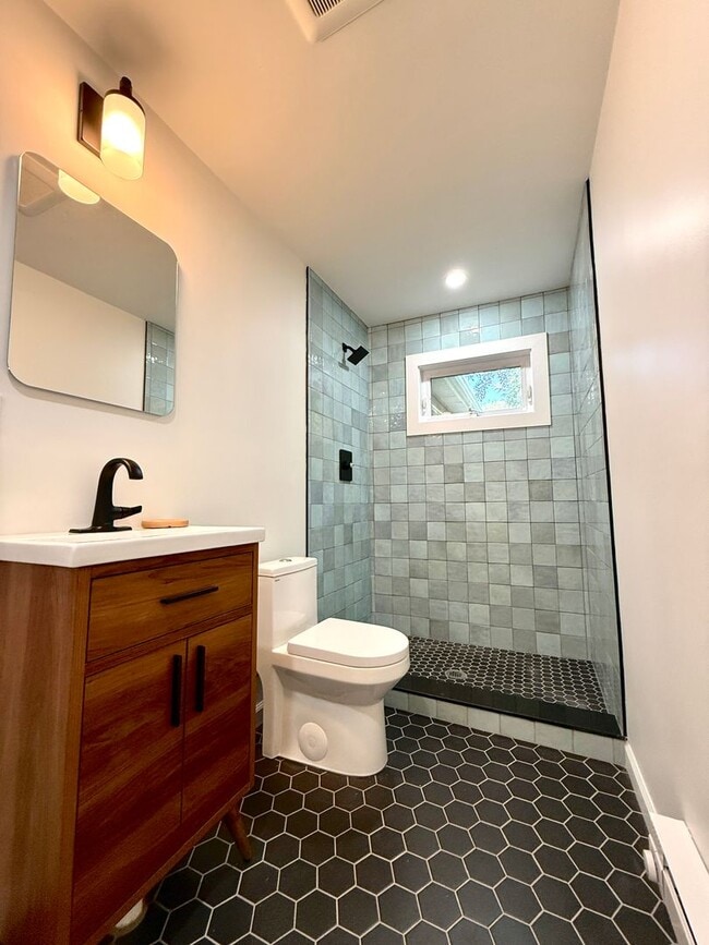 Building Photo - Serene & Spacious Fully renovated 1 BR ( 2...