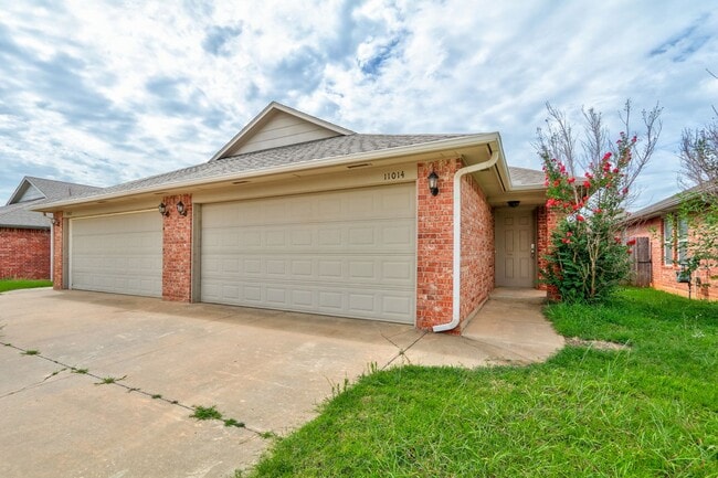 Building Photo - Duplex in Yukon, Available Now!