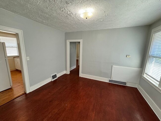 Building Photo - 143 E Chesterfield St