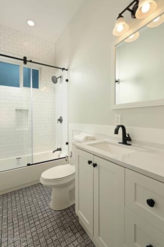 Building Photo - Private 1 Bed 1 Bath Back House with Yard ...