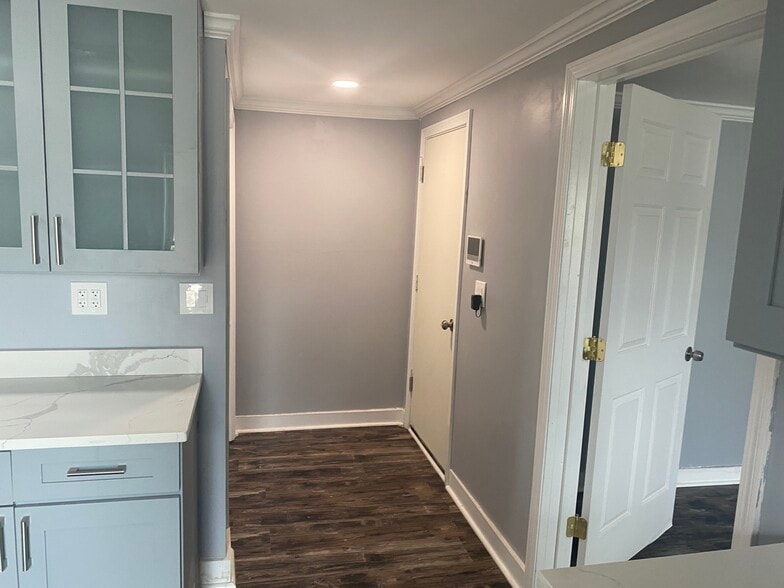 Building Photo - 44 Bridgeport Ave