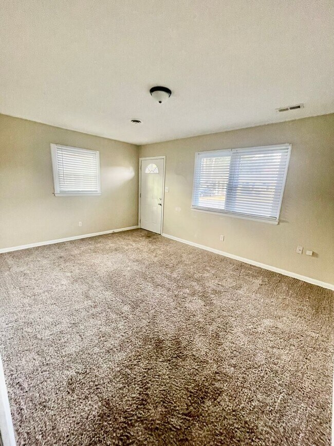 Building Photo - This lovely 2 bedroom 1 bath duplex is loc...