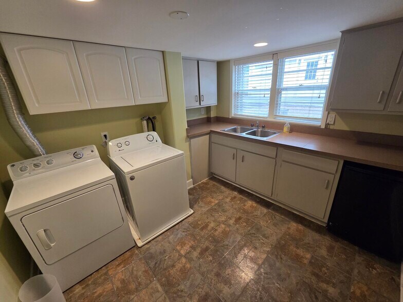 Laundry Room - 3613 Meadowbrook Ave