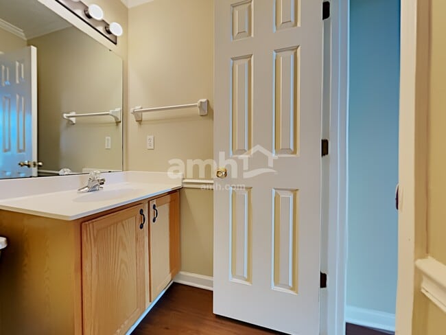 Building Photo - 9997 Woodland Grove Dr