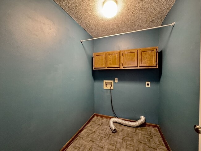 Building Photo - Ready NOW! A 4/2.5 in Glenwood! A Pet Friendly Home w/a HUGE Fenced Yard, Attached Garage!