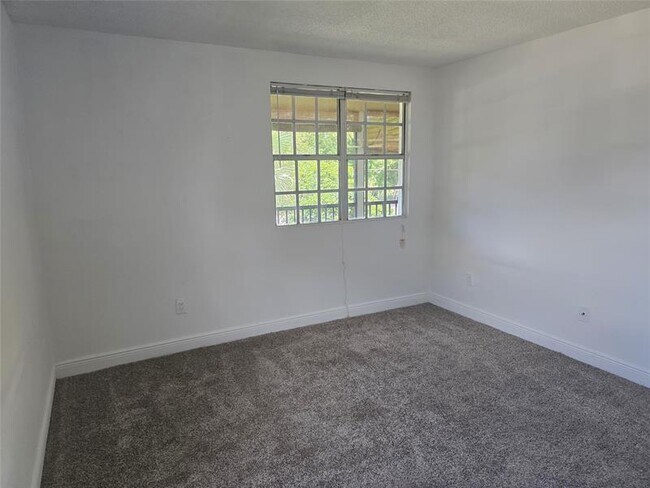 Building Photo - 1267 SW 46th Ave