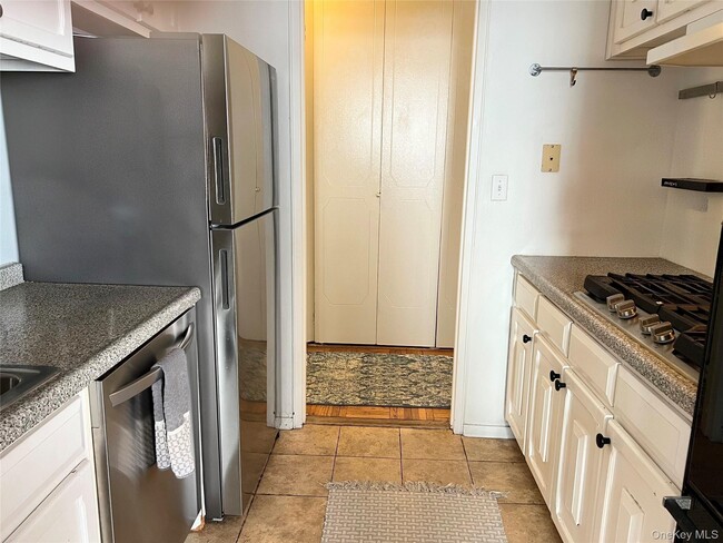 Building Photo - 10 Lake St