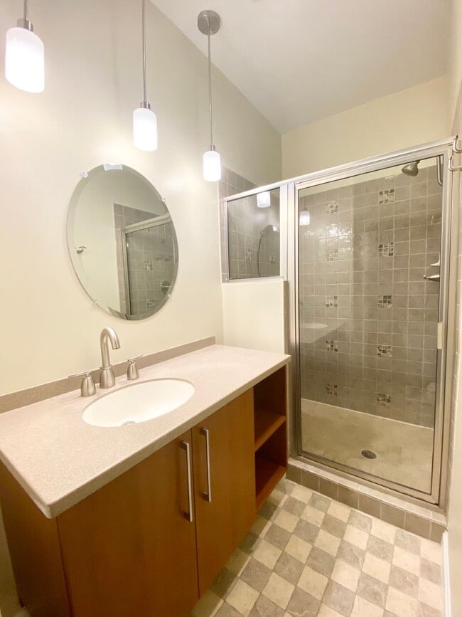 Building Photo - 4 Bedroom/3.5 Bath. UC Rental Located on J...