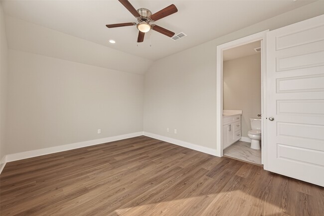 Building Photo - 1504 Hussion St