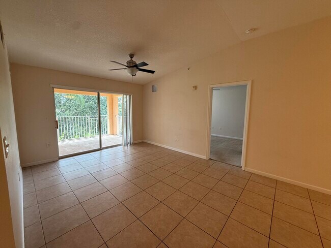 Building Photo - 211 SW Palm Dr