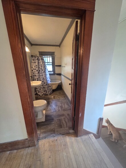 Building Photo - 1907 N Oakley St