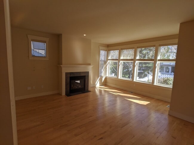 Building Photo - Very nice 2 bed, 2 bath, 1 car garage in S...