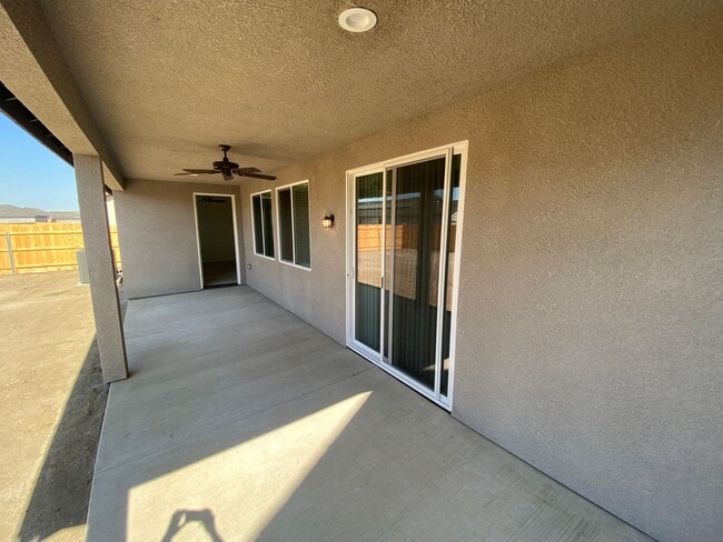 Building Photo - Gorgeous NEWER home between Tulare and Vis...