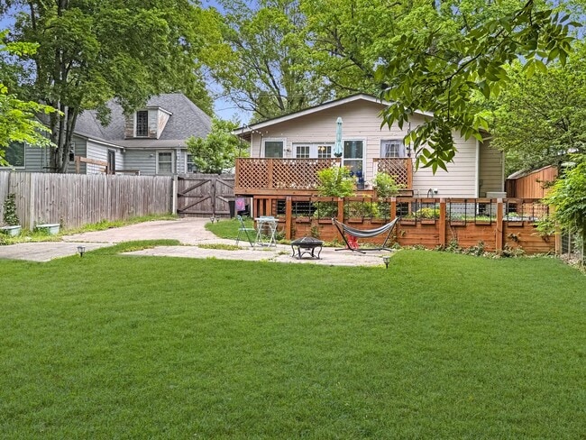 Building Photo - Large 4 bedroom, 3 bath home recently updated near Chickasaw Gardens