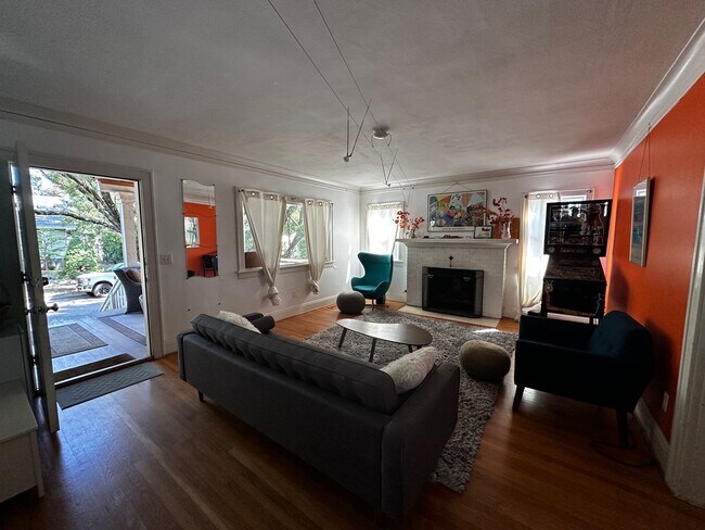 Building Photo - WestMoreland Gem! Portland Original, Huge deck, great backyard pets ok!
