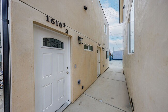 Building Photo - 1617 W 55th St