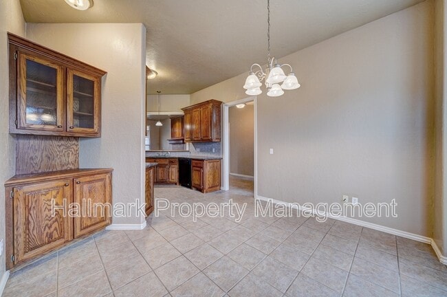 Building Photo - 1042 Hidden Oaks Way