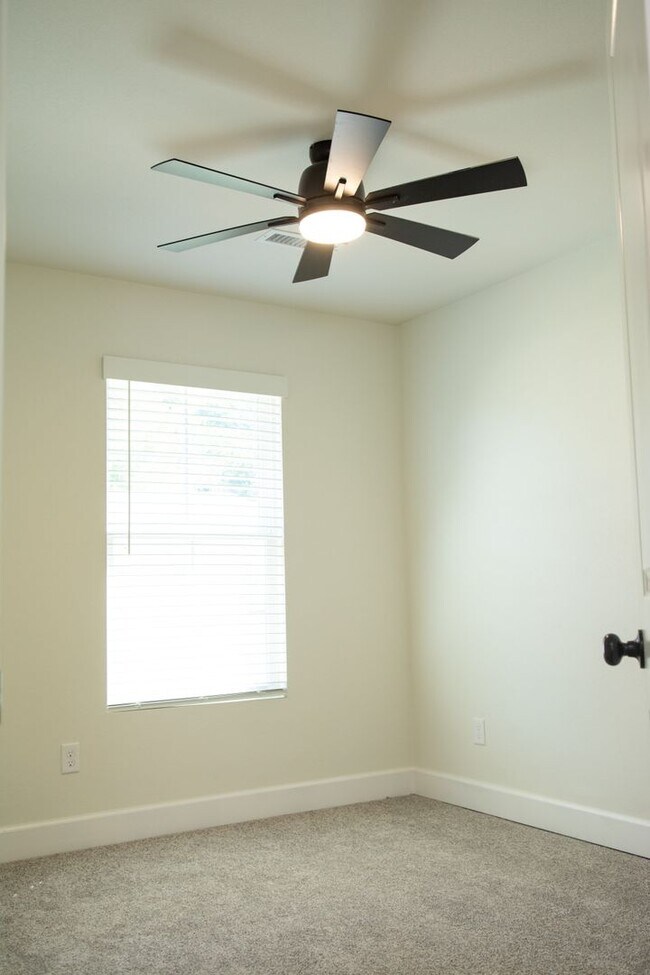 Building Photo - Available June 10th! Townhouse in the heart of West Fork !