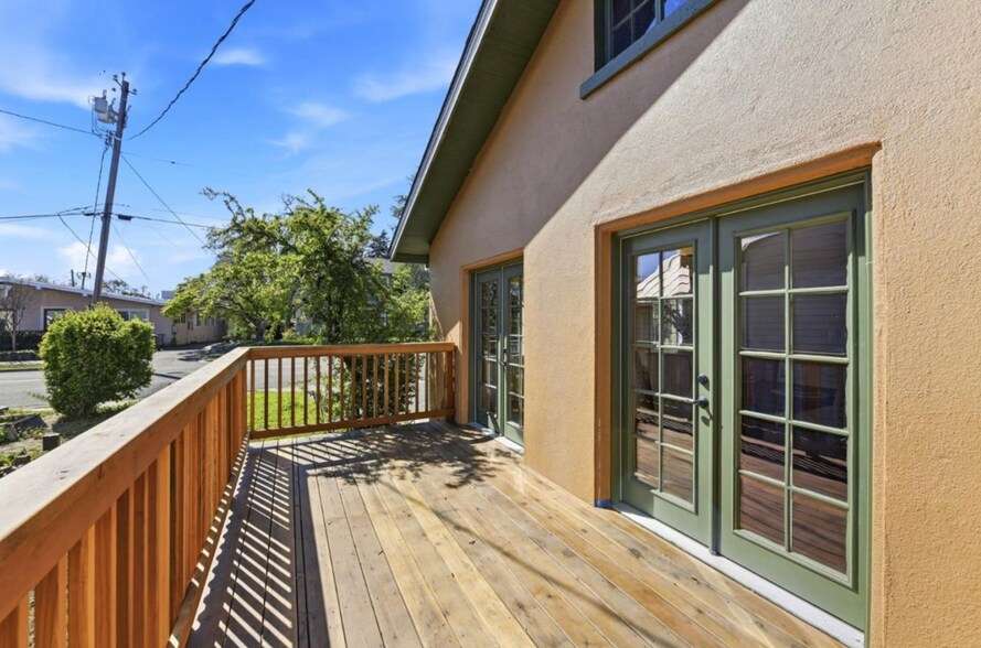 Private deck with double French door access to dining room - 181 College Way