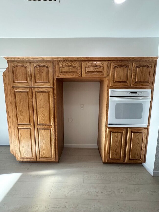 Building Photo - Live in West Redding!!