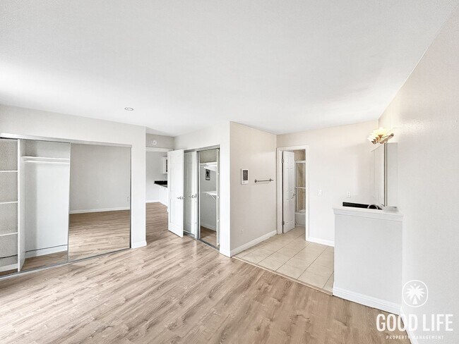 Building Photo - Stunning 1BD/1BA W/ Reserved Parking and Laundry On-Site in College East!