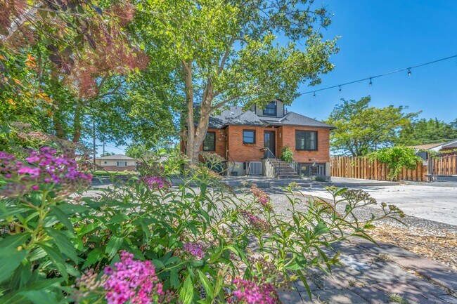 Building Photo - Charming Modern Industrial Fully Furnished Home for Lease