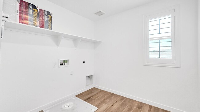 Building Photo - Newly built home with loads of space and S...