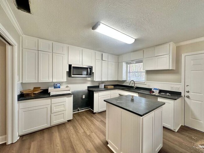 Building Photo - Newly Remodeled 4 Bedroom 2 Bath in Tyler!