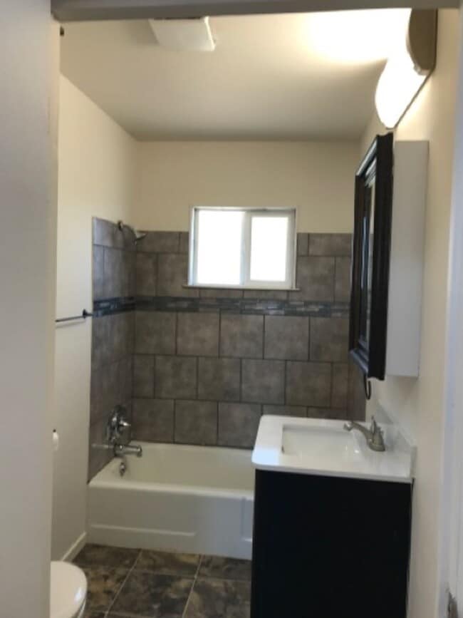 Building Photo - 2095 Orchard Dr E