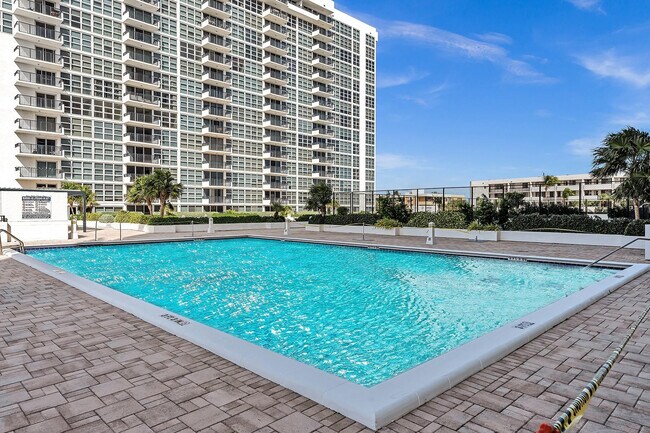 Building Photo - 525 N Ocean Blvd