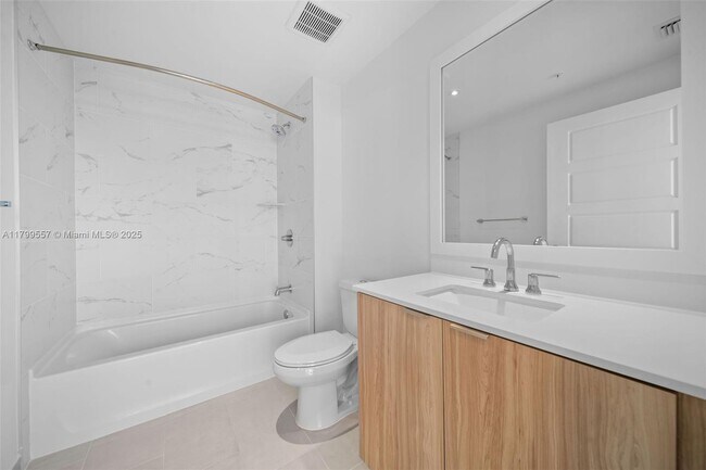 Building Photo - 2150 N Bayshore Dr