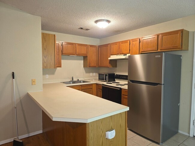Building Photo - Nice 3 bedroom 2 bath home with fenced in ...