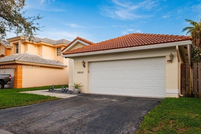 Building Photo - 6952 NW 27th Ct