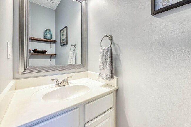 Building Photo - 558 Lullingstone Dr SE