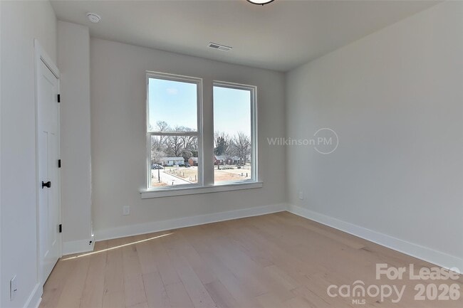 Building Photo - 2204 Northend Dr